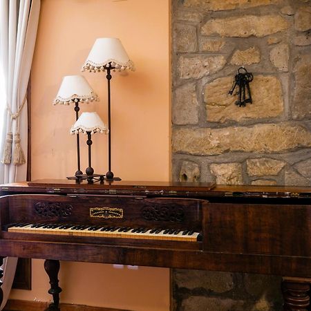 Apartamentos Vino Tinto Y Restaurante Tomate Rosa Adahuesca Екстериор снимка