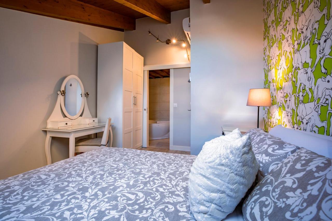 Apartamentos Vino Tinto Y Restaurante Tomate Rosa Adahuesca Екстериор снимка