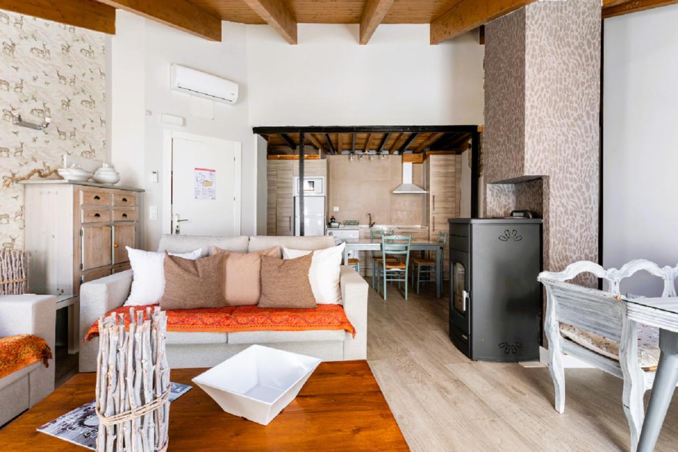 Apartamentos Vino Tinto Y Restaurante Tomate Rosa Adahuesca Екстериор снимка