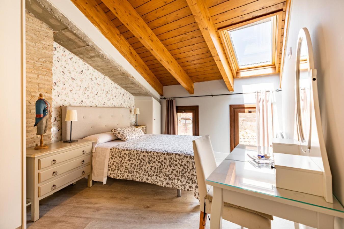 Apartamentos Vino Tinto Y Restaurante Tomate Rosa Adahuesca Екстериор снимка
