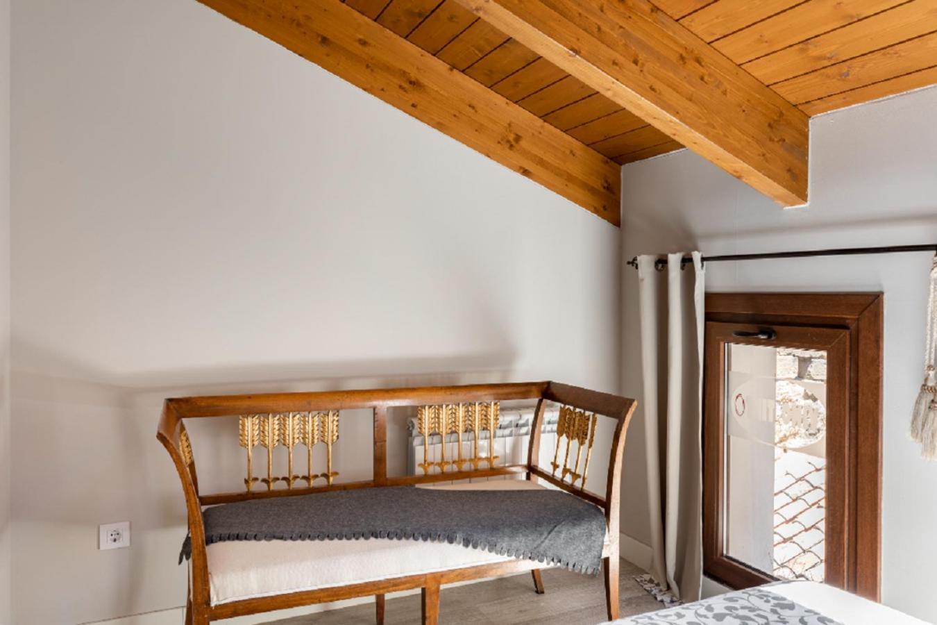 Apartamentos Vino Tinto Y Restaurante Tomate Rosa Adahuesca Екстериор снимка