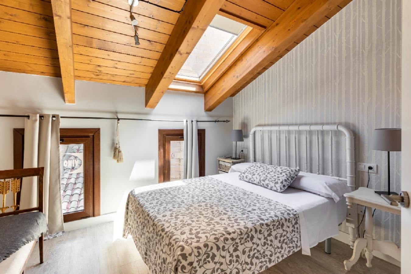 Apartamentos Vino Tinto Y Restaurante Tomate Rosa Adahuesca Екстериор снимка