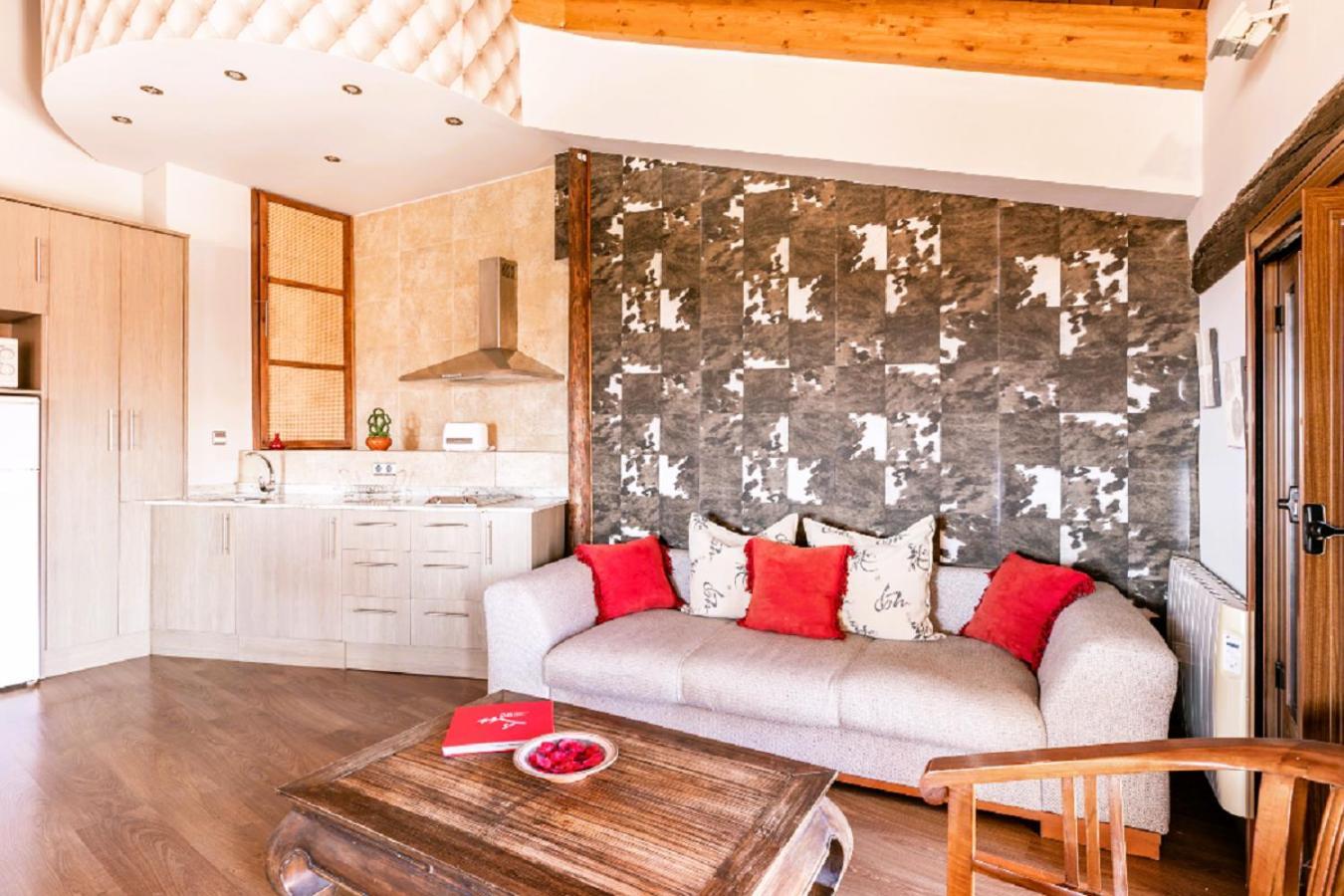 Apartamentos Vino Tinto Y Restaurante Tomate Rosa Adahuesca Екстериор снимка