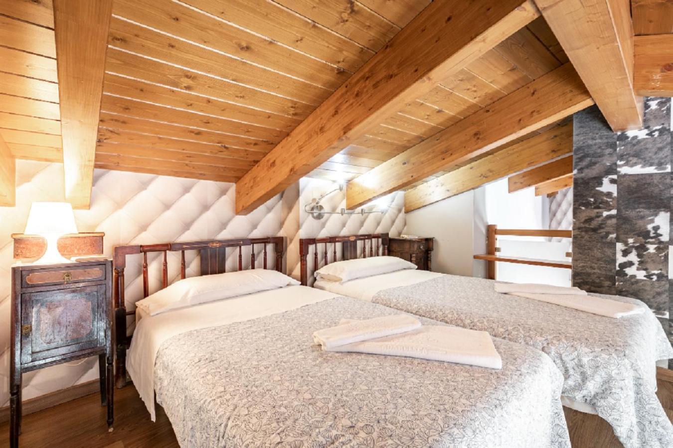 Apartamentos Vino Tinto Y Restaurante Tomate Rosa Adahuesca Екстериор снимка