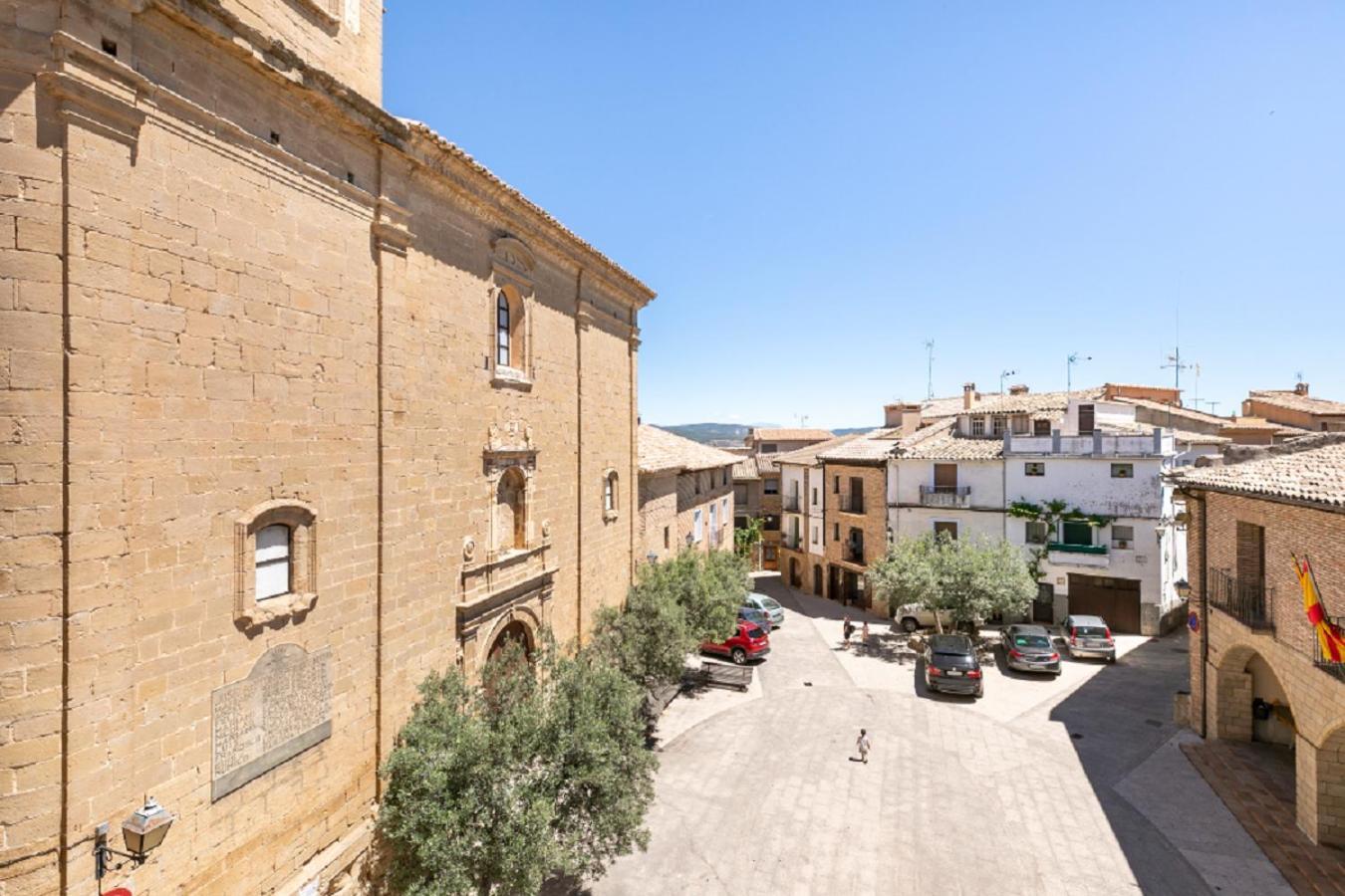 Apartamentos Vino Tinto Y Restaurante Tomate Rosa Adahuesca Екстериор снимка