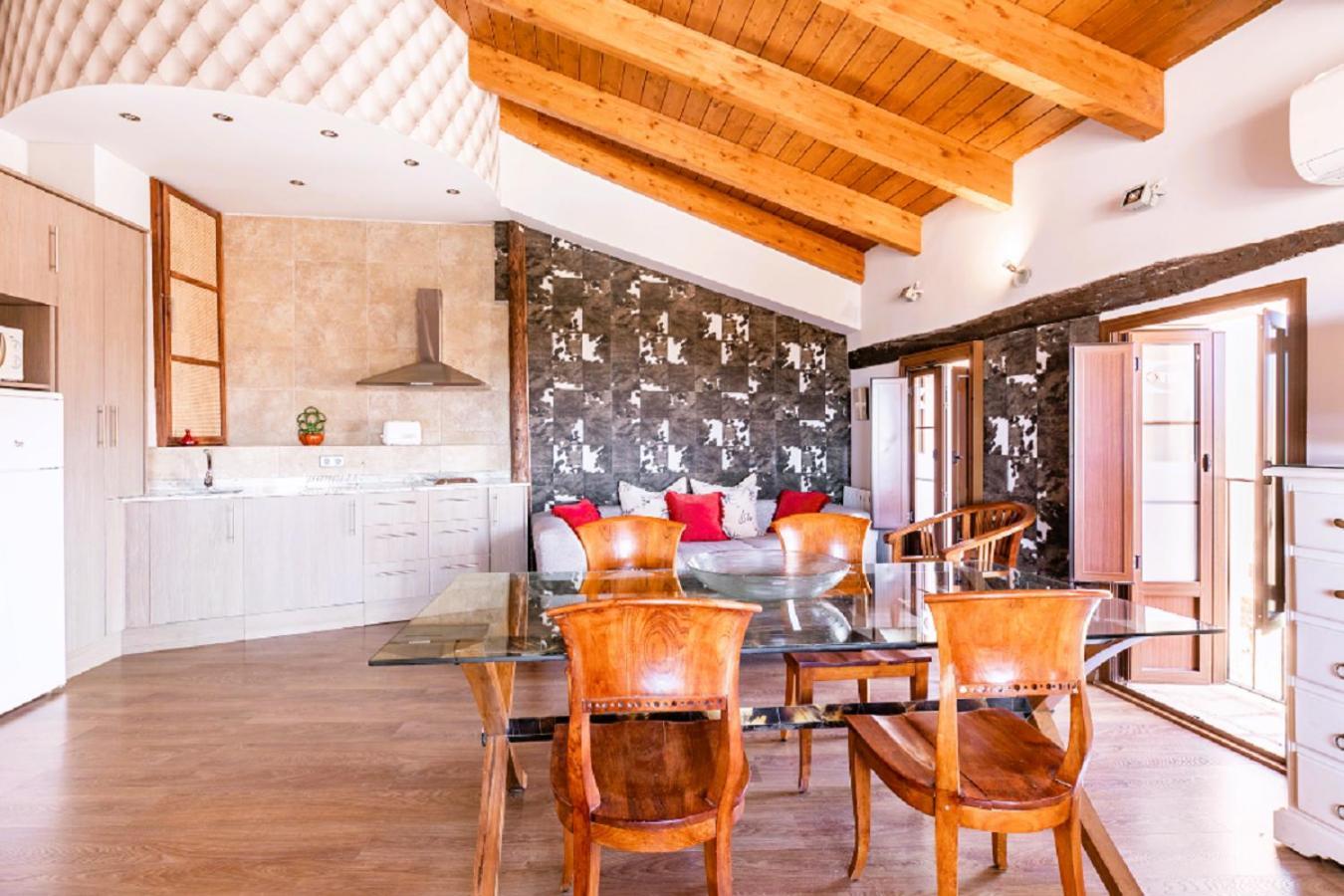 Apartamentos Vino Tinto Y Restaurante Tomate Rosa Adahuesca Екстериор снимка