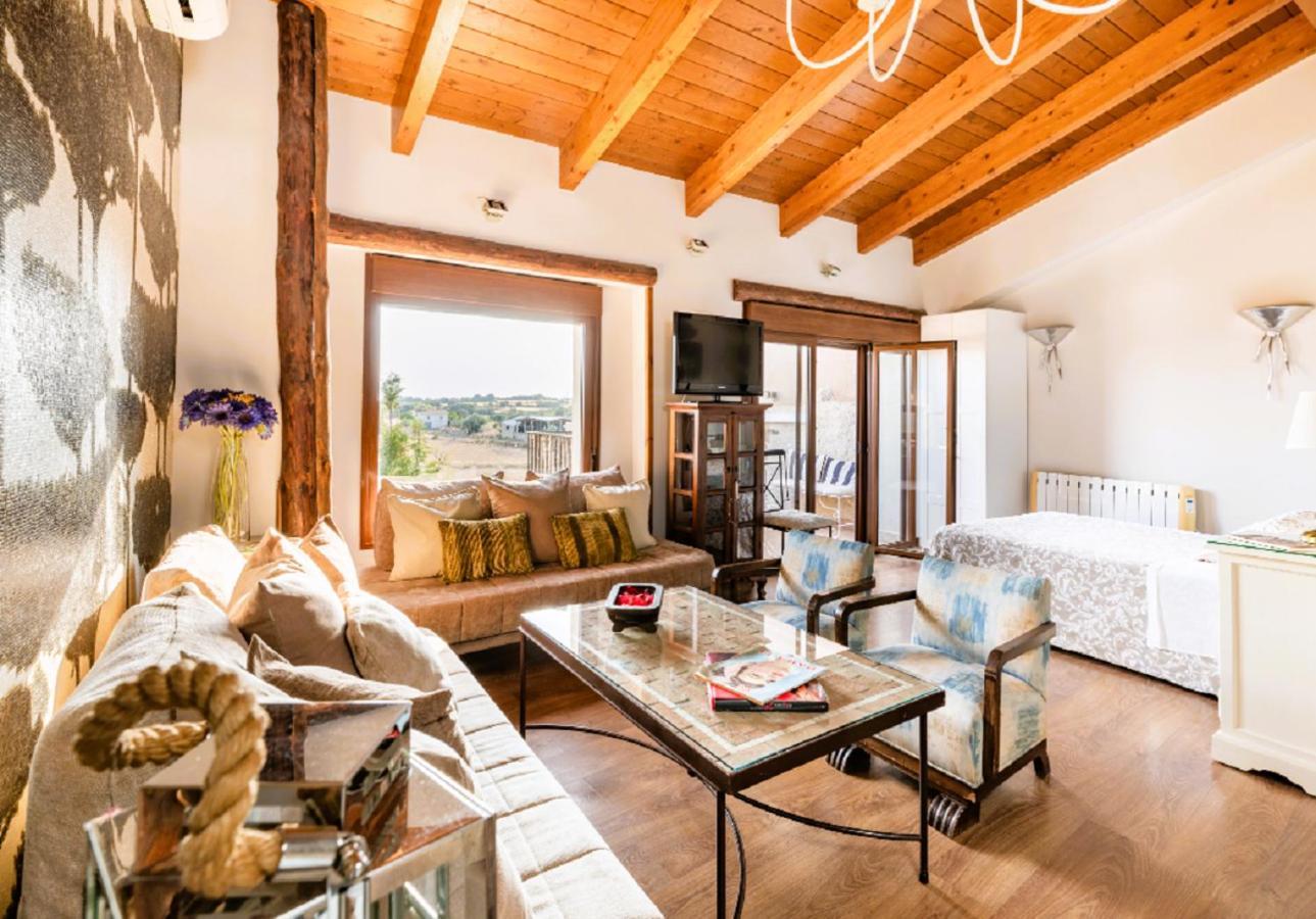 Apartamentos Vino Tinto Y Restaurante Tomate Rosa Adahuesca Екстериор снимка