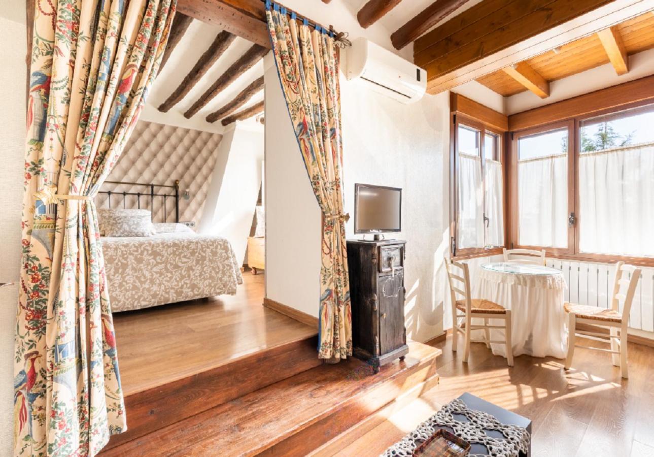 Apartamentos Vino Tinto Y Restaurante Tomate Rosa Adahuesca Екстериор снимка