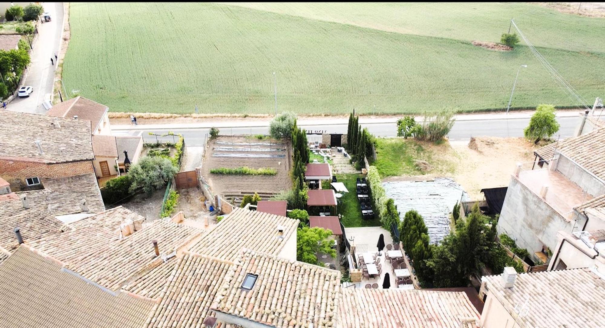 Apartamentos Vino Tinto Y Restaurante Tomate Rosa Adahuesca Екстериор снимка
