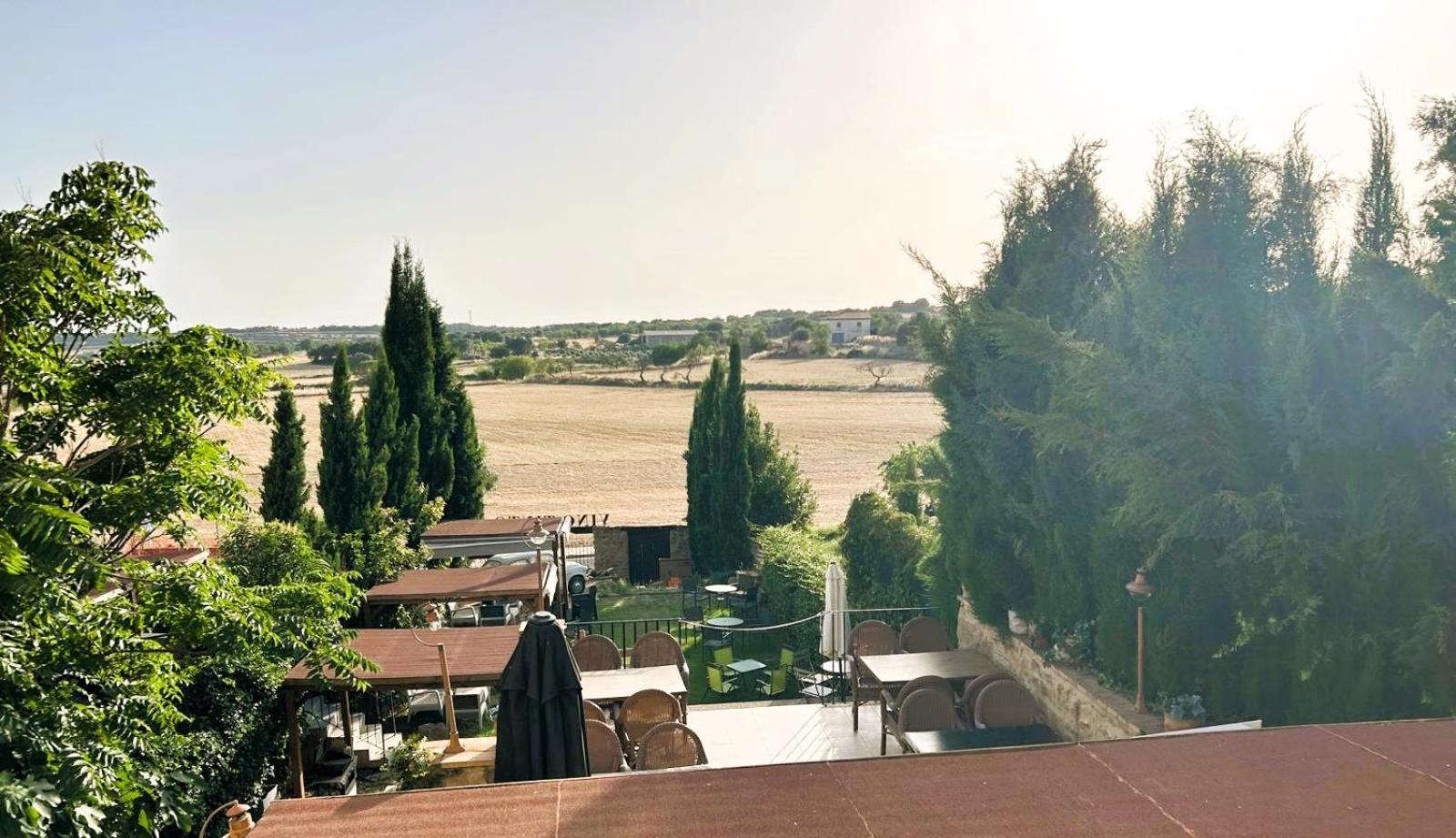 Apartamentos Vino Tinto Y Restaurante Tomate Rosa Adahuesca Екстериор снимка